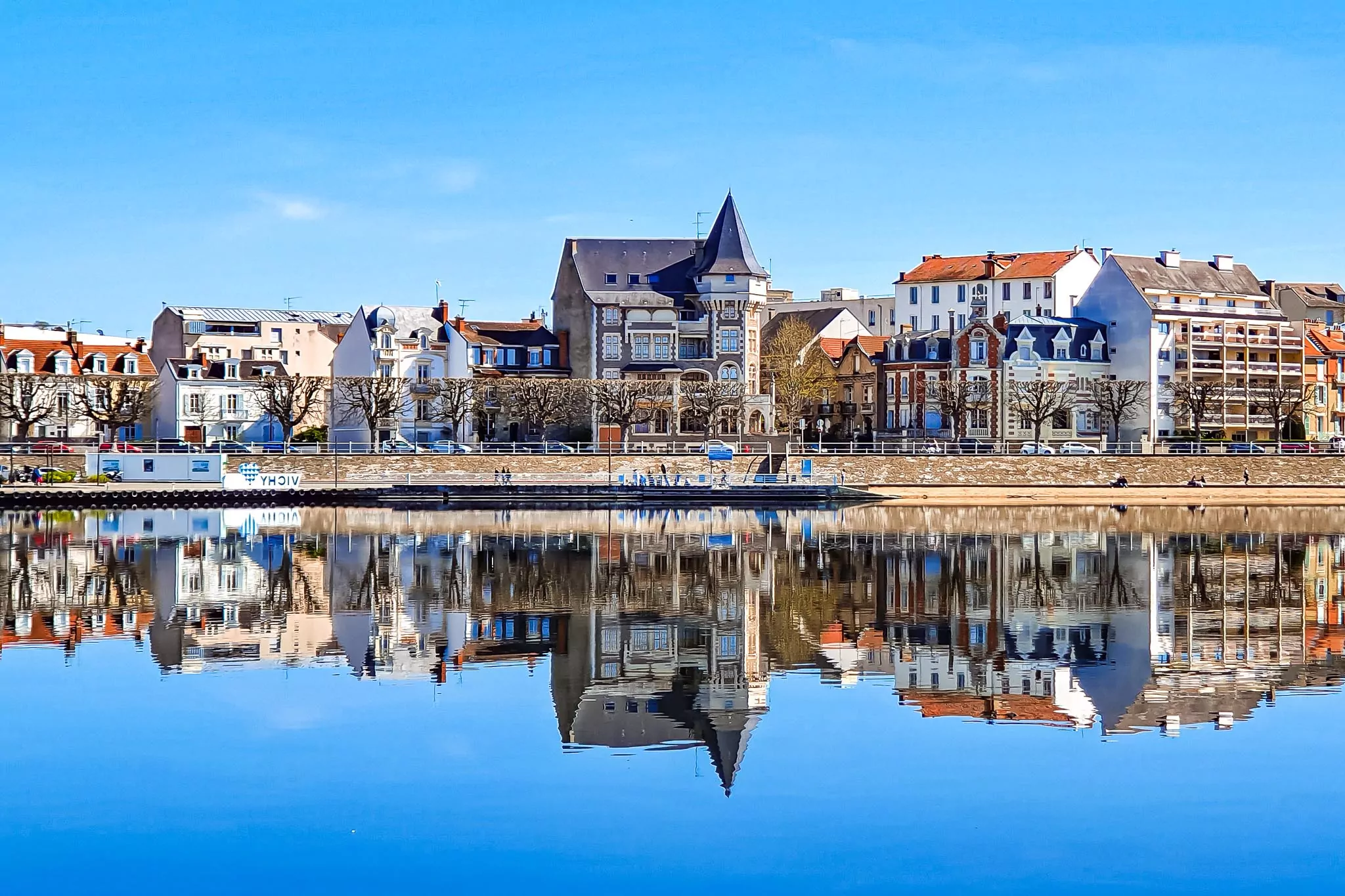 « Ces centres-villes qui ne ferment pas boutique » – Le Parisien